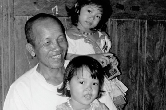 Imis with two of his 12 grandchildren. © Budi Kurniawan