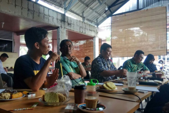 Dirjen Perhutanan Sosial dan Kemitraan Lingkungan, Kementrian LHK, Bambang Supriyanto (tengah) dalam diskusi santai Jikalahari, Senin (11/12/2018) di Pekanbaru. Kredit Foto © Zamzami
