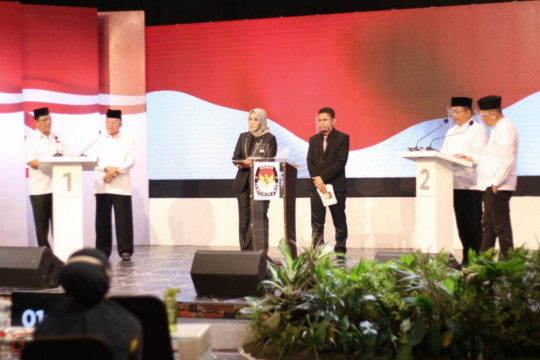 Two South Kalimantan regional head candidates during the South Kalimantan Local Election debate, in the TVRI Hall - South Kalimantan (28/11/2020). ©Iman Satria