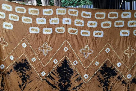 A sample of Sasirangan fabric using natural dyes ©IG @anekakaryasasirangan