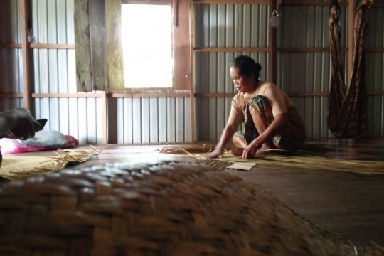 Maimunah is weaving purun to make a mat ©Donny Muslim