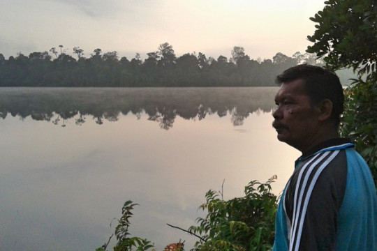 Dahlan, oil palm farmer and community leader in Dosan Village © Zamzami