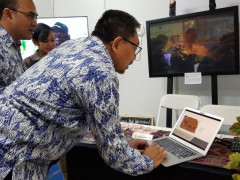 Dr. Ir. Ruandha Agung Sugardiman, M.Sc. Director General of Climate Change, tried a peatland quiz at Pantau Gambut booth © Istimewa/Pantau Gambut
