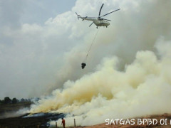 A helicopter deployed by the National Disaster Management Agency (BNPB) in the process of extinguishing burning land from the air in South Sumatra, 4 Oktober 2018. © BNPB