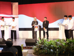 Two South Kalimantan regional head candidates during the South Kalimantan Local Election debate, in the TVRI Hall - South Kalimantan (28/11/2020). ©Iman Satria
