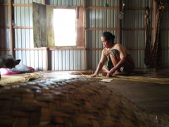 Maimunah is weaving purun to make a mat ©Donny Muslim
