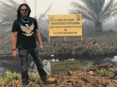 Feri Irawan at last year’s forest and land fire site ©Feri Irawan